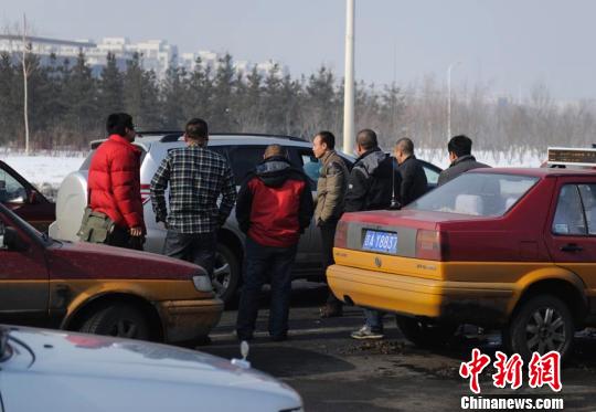 長春丟孩子，一發現有類似車輛，就會有人圍上去查問。
