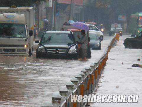 3日冰雹雷雨大風(fēng)席卷玉林市 車棚被大風(fēng)掀翻天空烏云蔽日