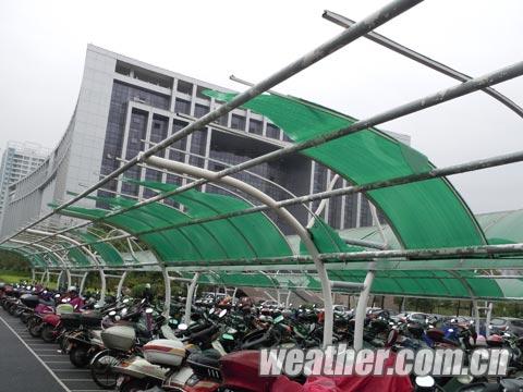 3日冰雹雷雨大風(fēng)席卷玉林市 車棚被大風(fēng)掀翻天空烏云蔽日