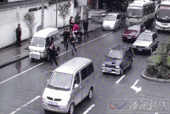 永嘉甌北羅浮大街中巴車司機(jī)追砍寶馬車司機(jī)