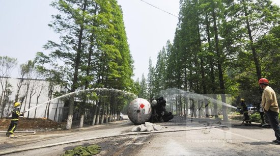 永嘉梅岙333省道上一輛液化氣槽罐車側翻