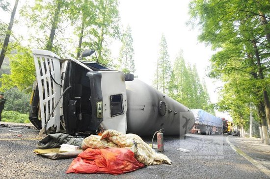 永嘉梅岙333省道上一輛液化氣槽罐車側翻