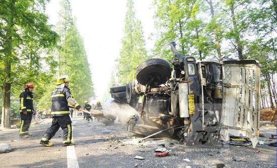 永嘉梅岙333省道上一輛液化氣槽罐車側翻