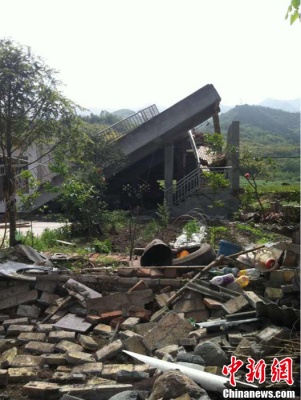 一座小橋在地震后被完全毀壞