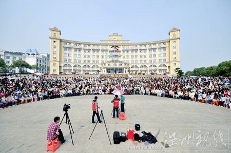 3400人霸氣大學(xué)生畢業(yè)照