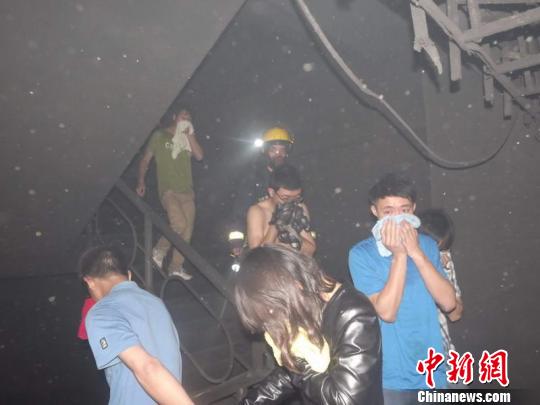 消防人員對被困人員進行疏散