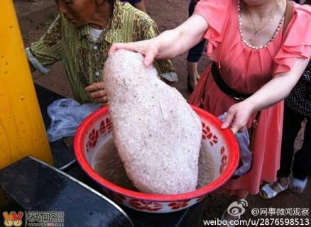 宜賓遭遇冰雹襲擊 冰雹堆積凝結形成巨型冰雹