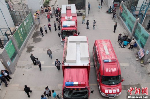 西安消防隊員在現場緊急救援