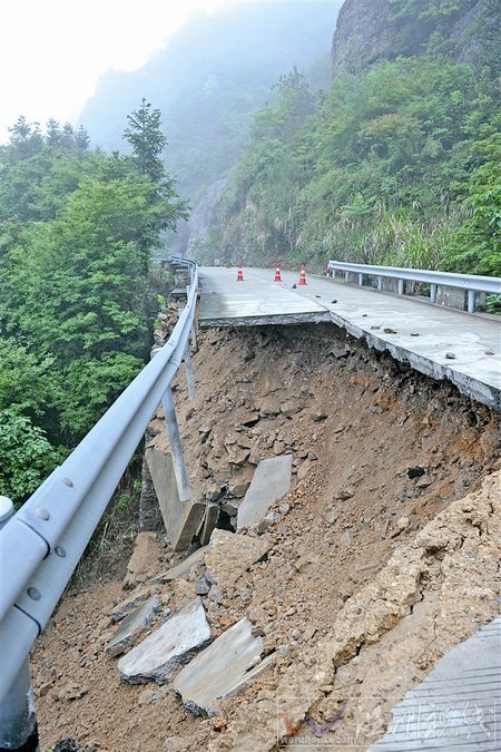 樂清淡溪鎮公路坍塌現場圖片