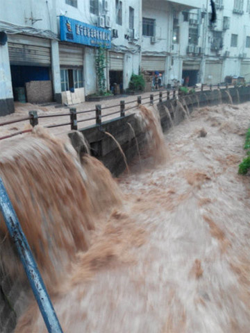 四川遂寧迎來特大暴雨 降雨量超過300毫米最深積水達1米