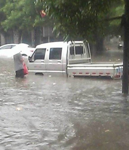 6月7日河北定州下暴雨，一名高考女生跌入排水道遇難