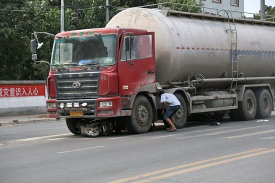 滎陽車禍，女子被撞央求司機別碾死她。