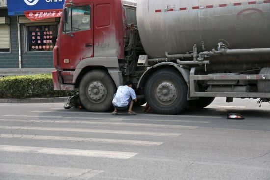 滎陽車禍，女子被撞央求司機別碾死她。