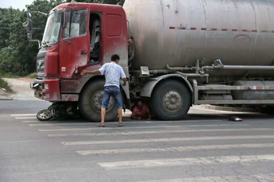滎陽車禍，女子被撞央求司機別碾死她。