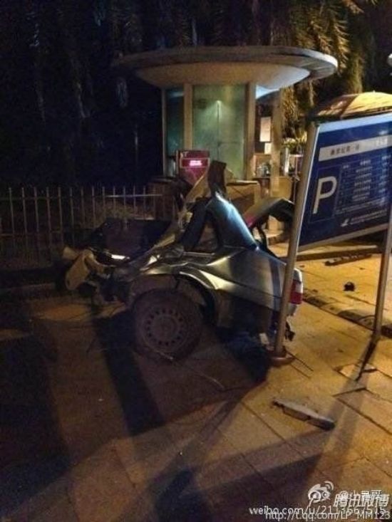 寶馬攔腰撞斷出租車(chē)