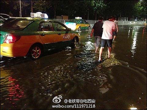 西安突發(fā)雷雨大風(fēng) 工地塔吊被吹倒砸中板房4人亡