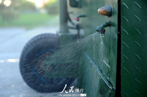 自制保潔車擁有自動(dòng)清掃和灑水功能
