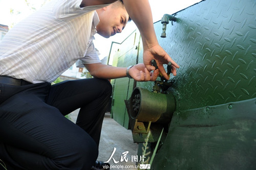 王國(guó)鋒在關(guān)閉保潔車上的水閘