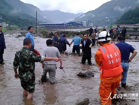 四川大暴雨來襲 綿陽出現泥石流緊急轉移33人