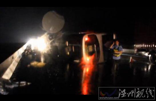 受臺風影響甬臺溫州高速一客車側翻造成32名乘客受傷