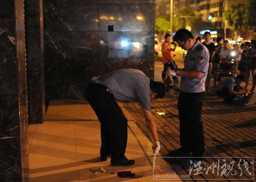 警方正在對現(xiàn)場進行取證