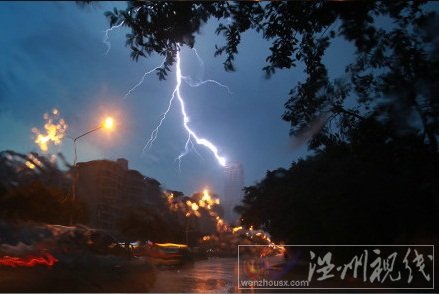 福州閃電圖片 26日傍晚閃電不斷榕城兩小時打302次雷