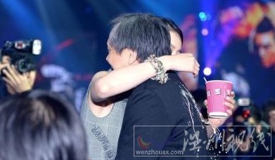 劉亦菲當場撒咖啡只是意外，不是劉亦菲潑咖啡。