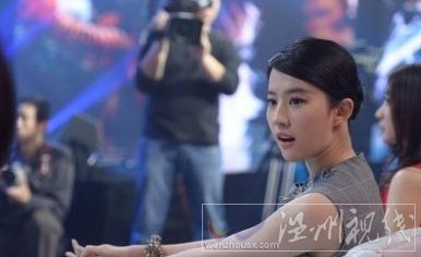 劉亦菲當場撒咖啡只是意外，不是劉亦菲潑咖啡。