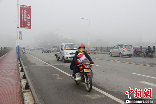 廣西柳州遭遇大霧 未來一周氣溫持續(xù)偏低