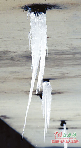 江西南昌大雪帶來低溫天氣，排水管出現(xiàn)冰凌。