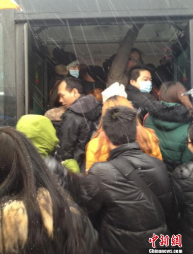 南京降雪導(dǎo)致公交車擁擠