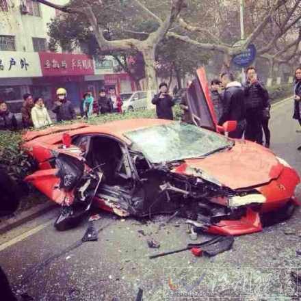 合肥市區(qū)蕪湖路蘭博基尼車禍