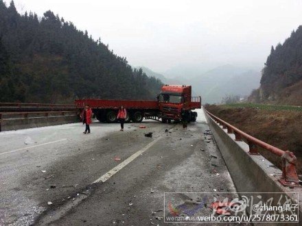 周家河隧道車禍現(xiàn)場圖片