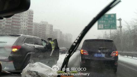 北京迎來(lái)2014年第一場(chǎng)雪 降雪給高速公路帶來(lái)壓力