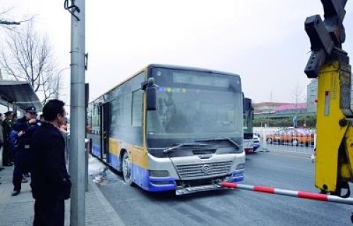 北京公交自燃 44路公交車發(fā)生自燃無(wú)人員傷亡