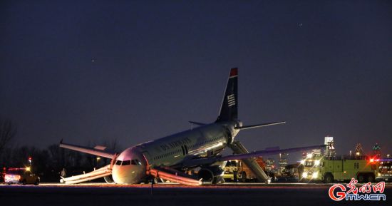 客機機頭觸地