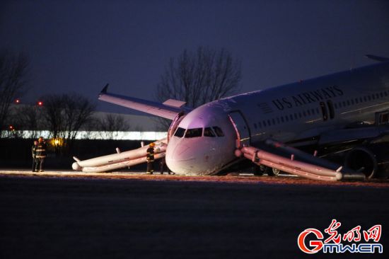 客機機頭觸地