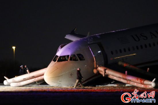 客機機頭觸地