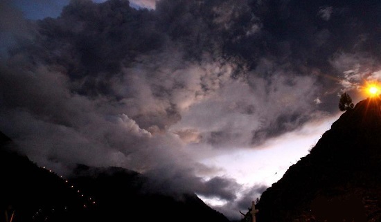 4月5日云南蒙自出現(xiàn)強(qiáng)對(duì)流天氣 天空電閃雷鳴烏云蔽日