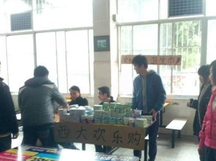 廣西大學男生食堂賣衛(wèi)生巾 為大學生創(chuàng)業(yè)引人氣