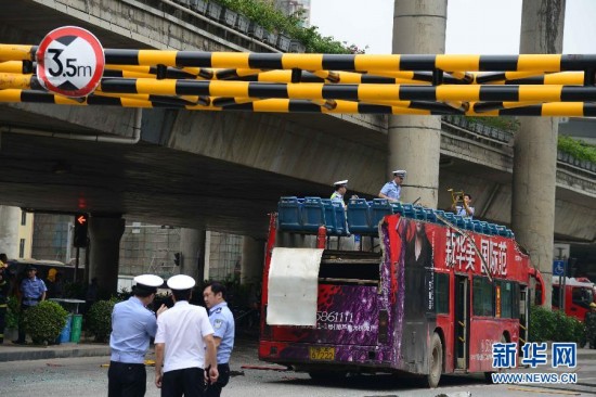 南寧雙層公交車(chē)被削頂