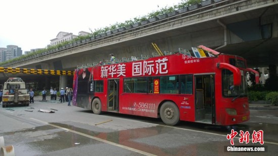 南寧雙層公交車(chē)被削頂