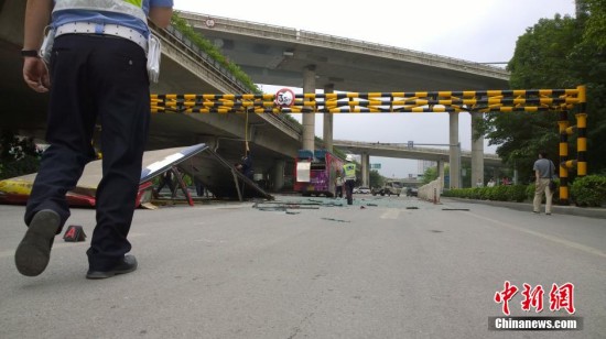南寧雙層公交車(chē)被削頂