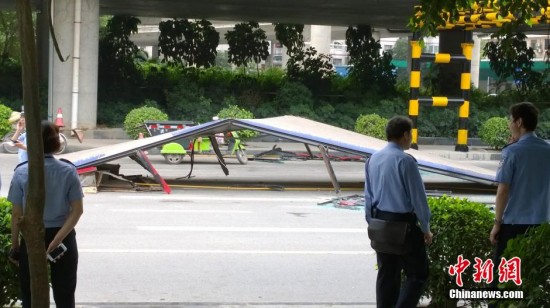 南寧雙層公交車(chē)被削頂