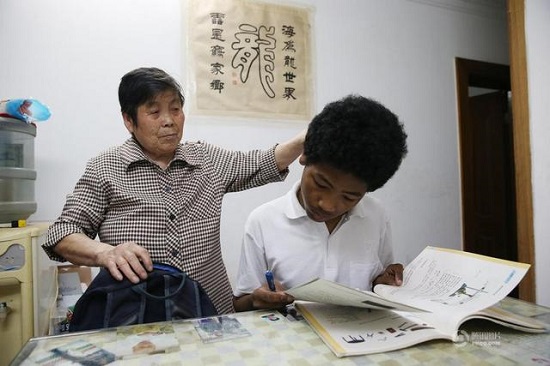 上海老太收養黑人棄嬰 14年后終于上了戶口