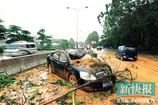 從化暴雨造成4人死亡4人失蹤 積水沒過了車窗
