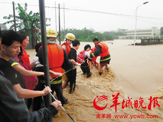 從化暴雨造成4人死亡4人失蹤 積水沒過了車窗