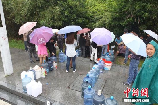 富春江水污染杭州市民擔(dān)心杭州停水忙囤水