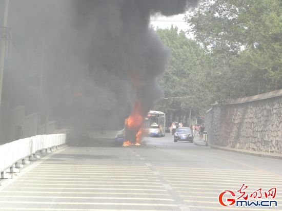 北京香山公交車自燃
