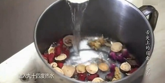 舌尖上的方面便視頻 大學生自制泡面舌尖
